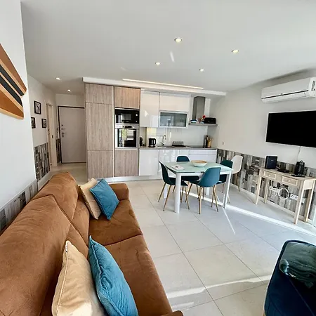 Hyper Centre, 80m, Parking Available, Air Conditioning